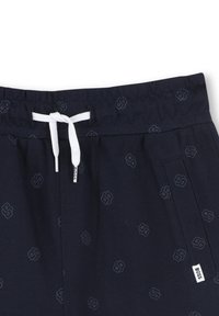 Shorts navy en tissu texturé, avec un cordon blanc, un motif logo subtil, des poches latérales et une étiquette portant la mention "BOSS."