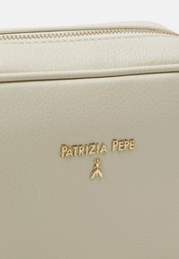 Patrizia Pepe HANDBAG - Bandolera - off white