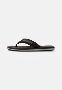 Tongs noires avec une semelle en caoutchouc texturé, dotées d'une sangle en tissu noir et d'un léger accent gris le long du bord inférieur.