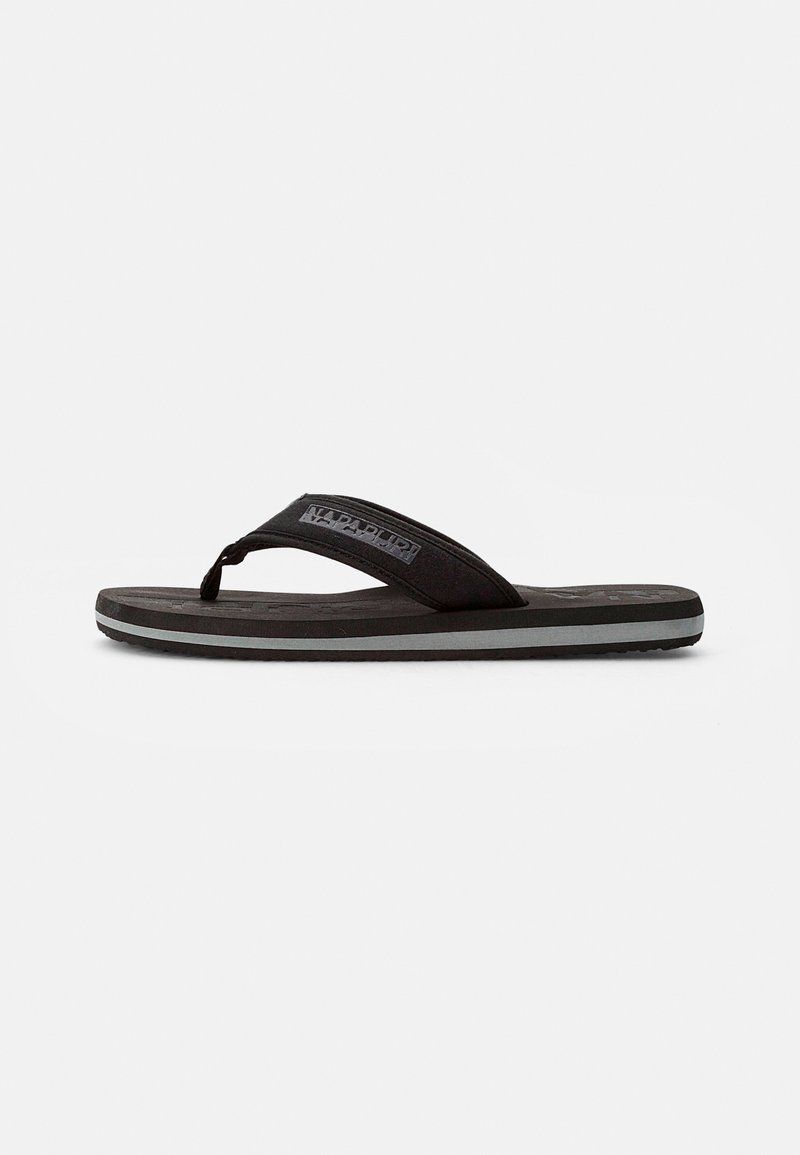 Tongs noires avec une semelle en caoutchouc texturé, dotées d'une sangle en tissu noir et d'un léger accent gris le long du bord inférieur.