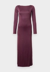 Robe à manches longues, longue jusqu'au sol, près du corps, de couleur violet profond avec un col bateau sur un fond clair uni.