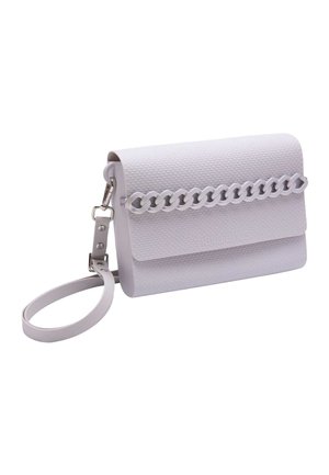 Petit sac à main blanc texturé avec rabat, détail décoratif en chaîne et bandoulière amovible sur fond blanc.