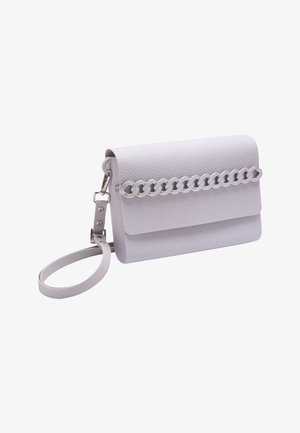 Petit sac à main blanc texturé avec rabat, détail décoratif en chaîne et bandoulière amovible sur fond blanc.