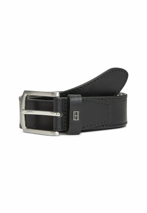 Cintura in pelle nera con fibbia rettangolare argentata, cuciture visibili e piccolo logo in metallo sull'anello della cintura, arrotolata su sfondo bianco.