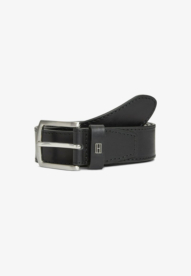Ceinture en cuir noir avec boucle rectangulaire argentée, coutures visibles et petit logo en métal sur la boucle de ceinture, enroulée sur fond blanc.