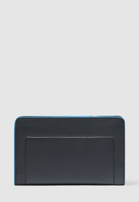 Portafoglio nero in pelle con una texture liscia e cuciture blu. Presenta una tasca frontale e angoli arrotondati per un design elegante.