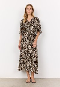 Maxi šaty s leopardím vzorem, krátkými rukávy, sťatým pasem a splývavou tkaninou. Disponují výstřihem do V a pohodlným, volným střihem.