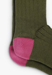 Calcetines verde oliva con una sección de punta rosa, que presentan una textura acanalada y un diseño sin costuras para mayor comodidad.