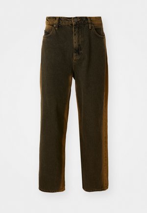 Mørkebrune rettlende denimjeans med frontknapp og glidelås, beltestropper samt front- og baklommer.