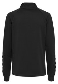 Jersey negro de manga larga con tejido texturizado, cuello alto y detalle de franjas en contraste en las mangas. Diseño ajustado para facilitar el movimiento.