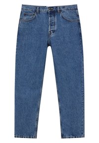 Jeans de mezclilla azul con diseño de pierna recta, cinco bolsillos, cierre de botón y cremallera, y sutiles detalles de desgaste en la textura de la tela.