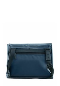 Sac messager en bleu marine, imperméable, de forme rectangulaire plate, avec une sangle noire réglable et une poche zippée en haut. Surface texturée.