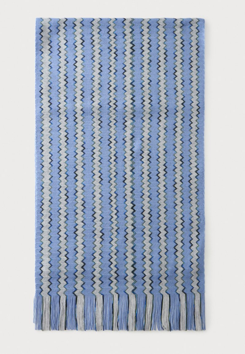 Écharpe tricotée rayée bleue et gris clair avec des motifs en zigzag et des franges le long du bord inférieur sur fond blanc.
