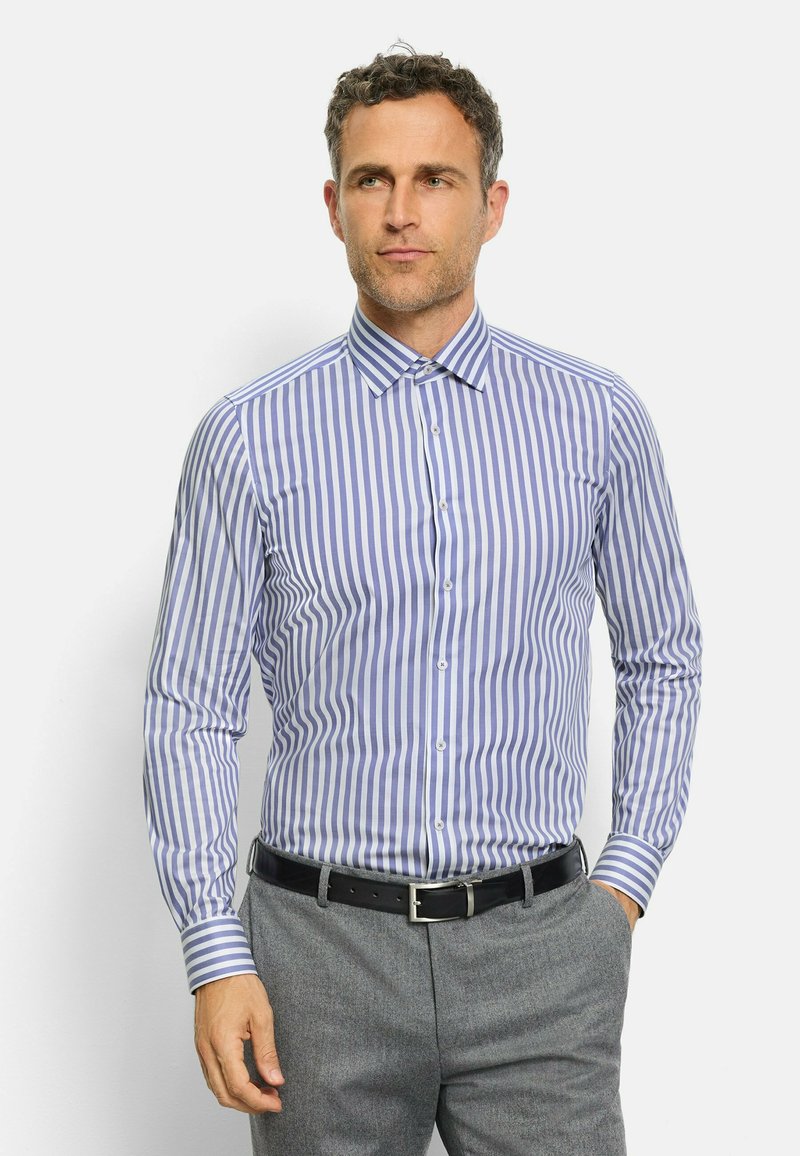 Gestreifte Hemdbluse in Hellblau und Weiß, mit langen Ärmeln, aus Baumwolle, taillierter Schnitt, kombiniert mit grauen Hosen und einem schwarzen Gürtel.