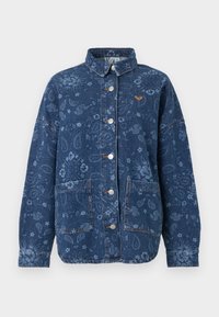 Veste en denim bleu foncé avec imprimé floral et cachemire, boutons-pression argentés, deux poches frontales et un petit logo orange sur la poitrine.