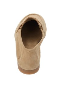 Beige suède schoen met een ronde neus en een lage, bruine rubberen zool. Heeft minimale stiksels en een naadloos bovenwerk ontwerp.