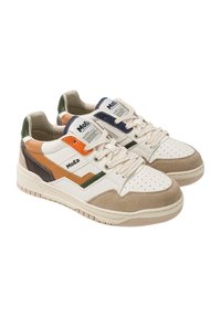 Weiße Sneakers mit mehrfarbigen Akzenten in Orange, Grün und Marineblau. Sie verfügen über Wildleder und strukturiertes Leder, eine perforierte Zehenpartie und eine Gummisohle.