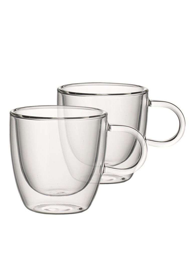 Przezroczyste szklanki o zaokrąglonych kształtach, ergonomiczne uchwyty oraz gładkie wykończenie. Dwie szklanki wyeksponowane, z jedną lekko z tyłu.