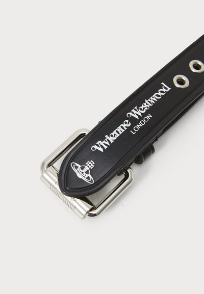 Fekete bőr öv ezüst hardware-rel, téglalap alakú csattal, valamint a "Vivienne Westwood London" felirattal és logóval.