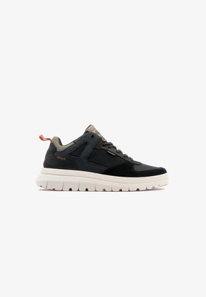 Czerny sneakers z połączeniem zamszu i siateczki. Posiadają grubą białą podeszwę, brązowe akcenty oraz teksturowane zapięcie na sznurówki.