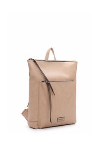 Zaino in finta pelle beige con design strutturato, dotato di tasca anteriore con zip e accenti neri sulla zip. Include una maniglia superiore e spallacci regolabili.