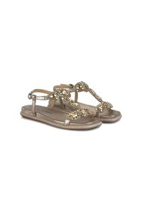 Platte sandalen met een metallic gouden afwerking, voorzien van een T-band ontwerp versierd met doorzichtige, edelsteenachtige versieringen en een verstelbare enkelband.