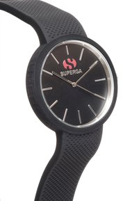 Reloj de silicona negro con una esfera redonda, acentos plateados y marcadores de horas minimalistas. Presenta un logo rojo de "SUPERGA" y una correa texturizada.