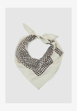 Eșarfă din mătase de culoarea crem, cu un model geometric maro, legată în partea de sus, având o formă triunghiulară și textură netedă.