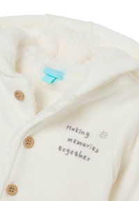 Weiße gestrickte Kapuzenjacke mit einem weichen Fleece-Futter, Holzknöpfen und gesticktem Text "Gemeinsam Erinnerungen schaffen" mit einer dekorativen Schneeflocke.