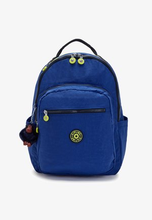 Blauwe rugzak gemaakt van duurzaam stof, met een voorste ritsvak, zwarte randen en een aap sleutelhangeraccessoire. Rond ontwerp met dubbele ritsen.