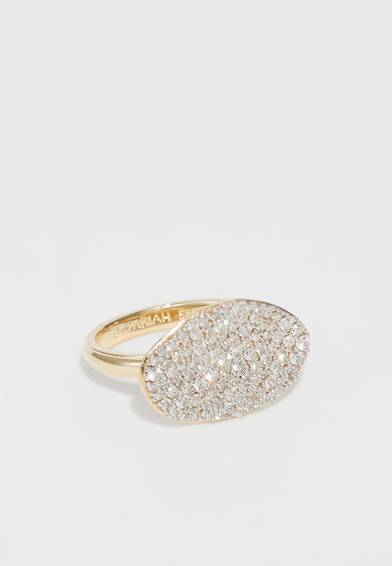 Bague en or avec un dessus en forme d'oval incrusté de petites pierres précieuses claires disposées en motif de grille, band lisse avec une finition polie.