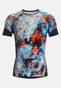 Camiseta deportiva de manga corta con un patrón abstracto multicolor, que presenta una tela ligera, detalles en negro y un escote redondo.