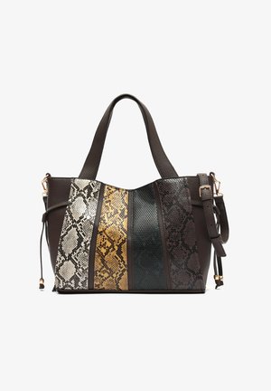 Sac à main marron avec des panneaux à imprimé serpent en beige, jaune, vert et brun foncé. Comprend deux poignées et une bandoulière réglable.