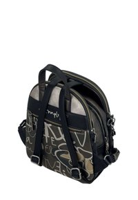 Sac à dos noir et gris avec des compartiments à double zip, des sangles en cuir et des motifs abstraits. Dispose de bretelles ajustables et d'un logo.