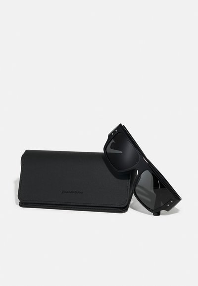 Ochelari de soare negri cu ramă rectangulară, având lentile colorate și accente argintii. Însoțiți de un etui din piele neagră, cu logo-ul embosat vizibil.
