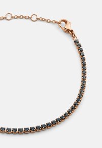 Rozé arany karkötő sötétkék szintetikus zirkónia kövekből álló sorral, homár csattal és lánc dizájnnal rögzítve.