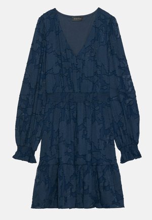 Vestido floral em azul escuro com decote em V, mangas longas bufantes, cintura elástica e barra com babados. Feito de tecido texturizado.