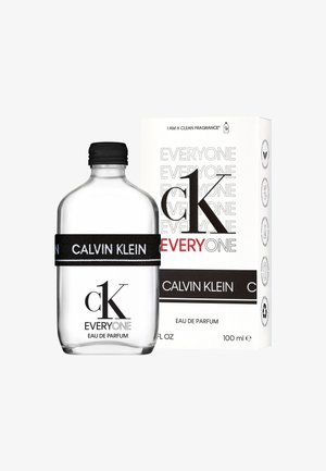 Klares Calvin Klein cK Everyone Eau de Parfum Fläschchen mit schwarzem Verschluss und Band, daneben eine passende weiße Box mit Markenaufdruck und Produktdetails.