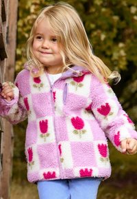 Fleecejacke in Pink mit floralen Mustern; ausgestattet mit Kapuze, Reißverschluss und kariertem Design mit weißen und grünen Akzenten.