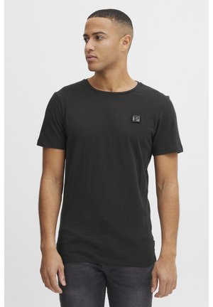 Black short-sleeve t-shirt in a slim fit, featuring a round neckline and a small embroidered logo on the left chest. Soft cotton fabric.