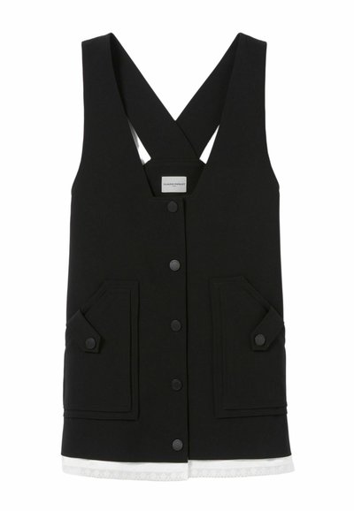 Gilet nero senza maniche con scollatura a V profonda, due tasche frontali e chiusura a bottoni. Presenta spalline incrociate e un bordo in pizzo bianco.