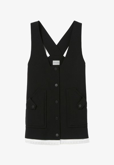 Chaleco negro sin mangas con un escote en V profundo, dos bolsillos frontales y cierre de botón. Presenta tirantes cruzados en la espalda y un ribete de encaje blanco en el dobladillo.