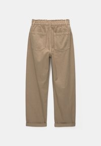 Pantalon beige en coton avec une taille élastique, deux poches arrière et des revers roulés. Texture lisse, coupe droite.