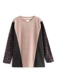 Sudadera de manga larga con un cuerpo rosa, paneles laterales negros y mangas con estampado de leopardo. Textura suave con cuello redondo y costuras diagonales.