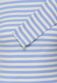 Gestreiftes Langarmshirt mit abwechselnd hellblauem und weißem Rippstoff. Die Ärmelkante ist mit einem unversäuberten Saum und einer strukturierten Oberfläche versehen.