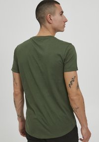 11 Project PRANANDO - T-shirts basic - blackforest