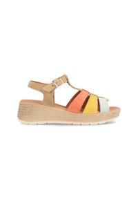 Sandalias de cuña con tiras de ante multicolores en naranja, amarillo y azul claro. Tira de ante marrón claro en el tobillo con hebilla ajustable. Suela texturizada.