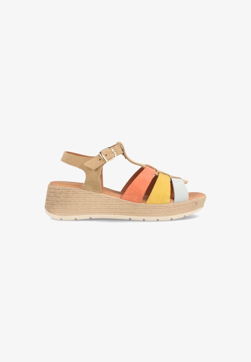 Sandalias de cuña con tiras de ante multicolores en naranja, amarillo y azul claro. Tira de ante marrón claro en el tobillo con hebilla ajustable. Suela texturizada.
