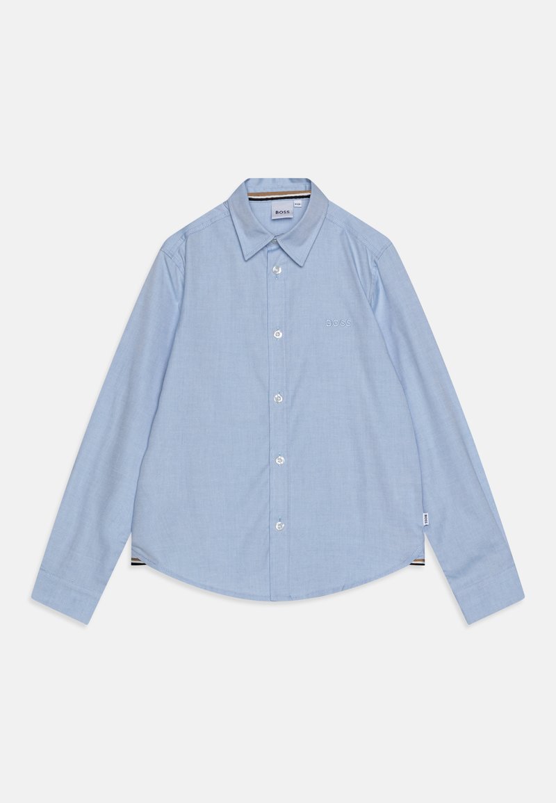 Chemise boutonnée bleu clair en mélange de coton. Elle présente un col classique, des manches longues et un logo décoratif sur la poitrine.