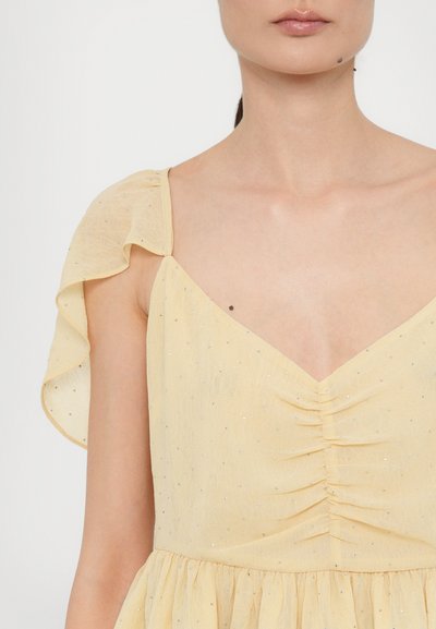 Gelbes Kleid mit V-Ausschnitt, gerafftem Oberteil und flatternden Ärmeln aus strukturiertem Stoff, verziert mit silbernen Akzenten.